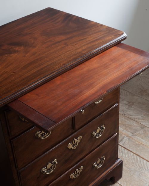 SMALL 19TH CENTURY MAHOGANY CHEST OF DRAWERS - ADDITIONAL PHOTO 5