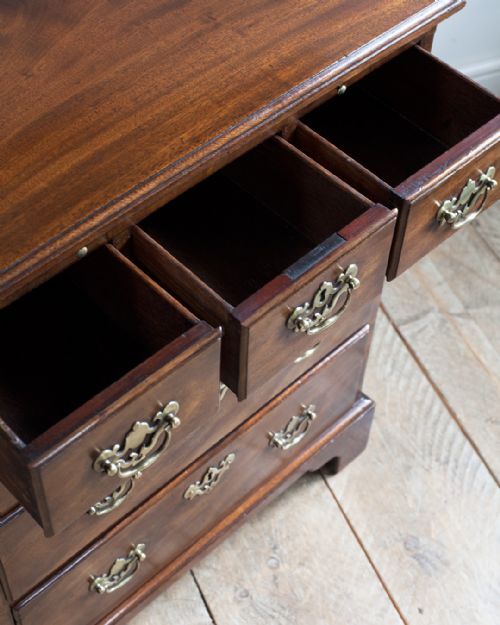 SMALL 19TH CENTURY MAHOGANY CHEST OF DRAWERS - ADDITIONAL PHOTO 7