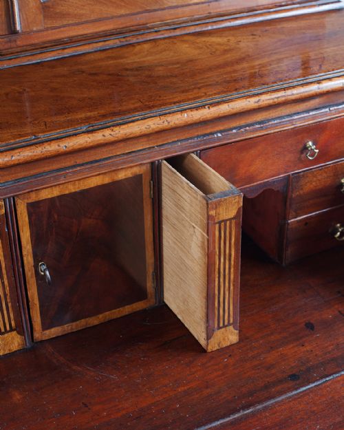 FINE QUALITY GEORGE III MAHOGANY SECRETAIRE BOOKCASE - ADDITIONAL PHOTO 6