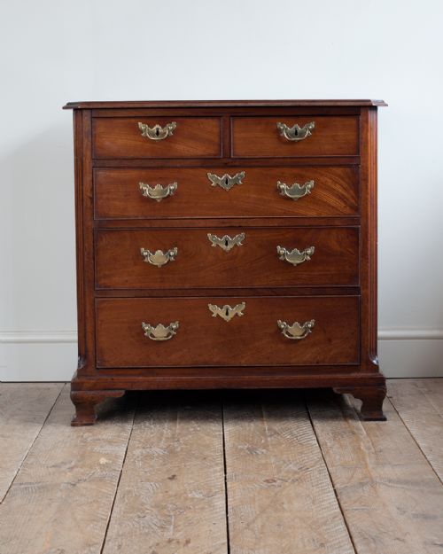 GEORGE III MAHOGANY CHEST OF DRAWERS - ADDITIONAL PHOTO 2