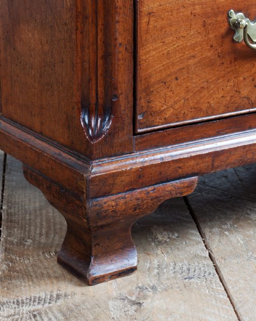 GEORGE III MAHOGANY CHEST OF DRAWERS - ADDITIONAL PHOTO 4
