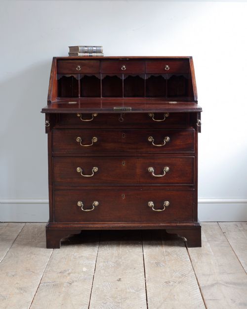 SMALL GEORGE III MAHOGANY BUREAU - ADDITIONAL PHOTO 3