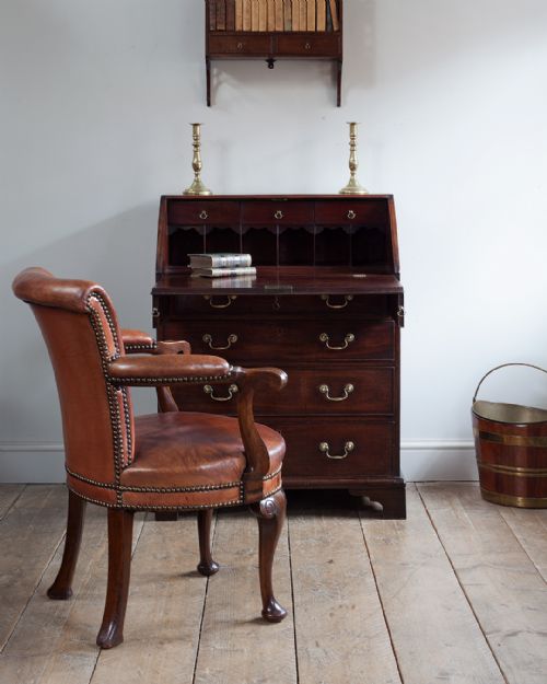 SMALL GEORGE III MAHOGANY BUREAU - ADDITIONAL PHOTO 4