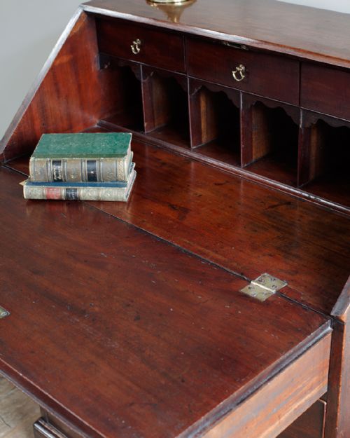 SMALL GEORGE III MAHOGANY BUREAU - ADDITIONAL PHOTO 5