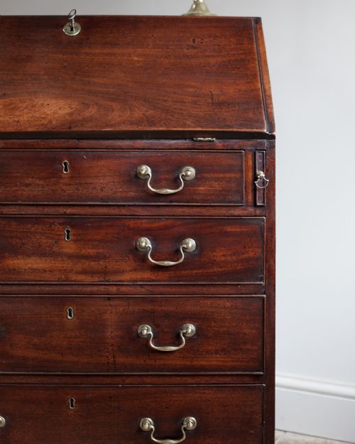 SMALL GEORGE III MAHOGANY BUREAU - ADDITIONAL PHOTO 6