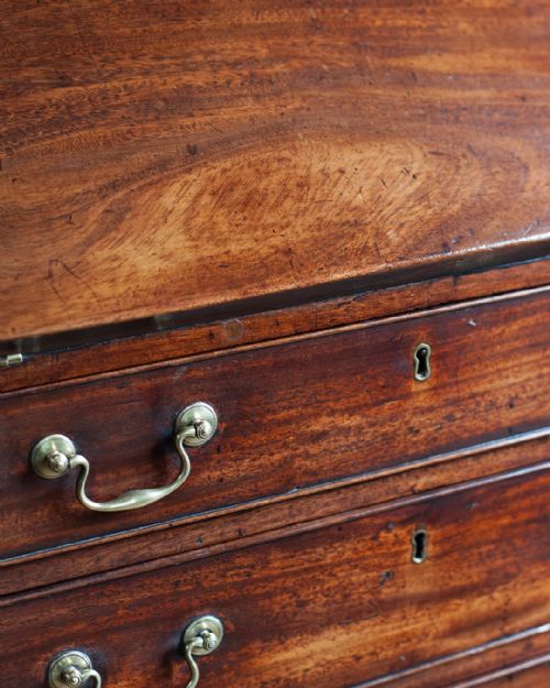 SMALL GEORGE III MAHOGANY BUREAU - ADDITIONAL PHOTO 7