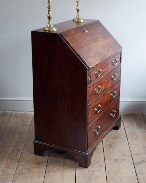 SMALL GEORGE III MAHOGANY BUREAU - ADDITIONAL PHOTO 10