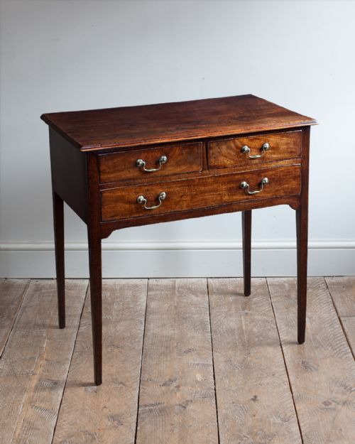 george iii mahogany lowboy of good colour and patina - CATEGORY: ANTIQUE FURNITURE - DATED 18TH CENTURY
