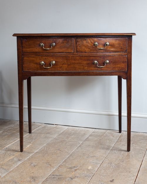 GEORGE III MAHOGANY LOWBOY OF GOOD COLOUR AND PATINA - ADDITIONAL PHOTO 1