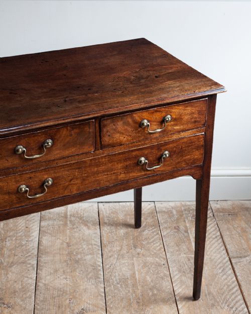GEORGE III MAHOGANY LOWBOY OF GOOD COLOUR AND PATINA - ADDITIONAL PHOTO 2