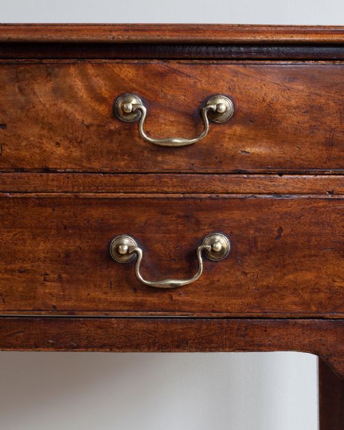 GEORGE III MAHOGANY LOWBOY OF GOOD COLOUR AND PATINA - ADDITIONAL PHOTO 3