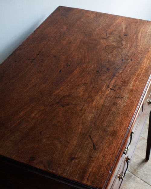 GEORGE III MAHOGANY LOWBOY OF GOOD COLOUR AND PATINA - ADDITIONAL PHOTO 4