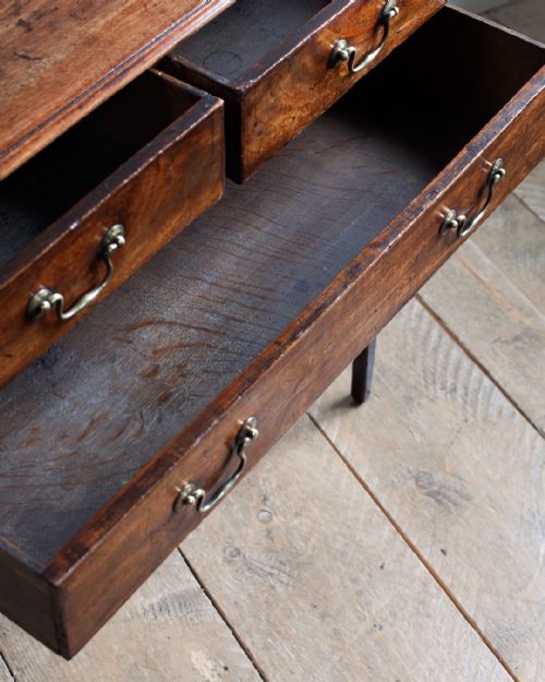 GEORGE III MAHOGANY LOWBOY OF GOOD COLOUR AND PATINA - ADDITIONAL PHOTO 5
