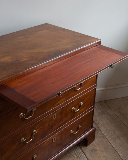 GEORGE III MAHOGANY CHEST OF DRAWERS - ADDITIONAL PHOTO 4