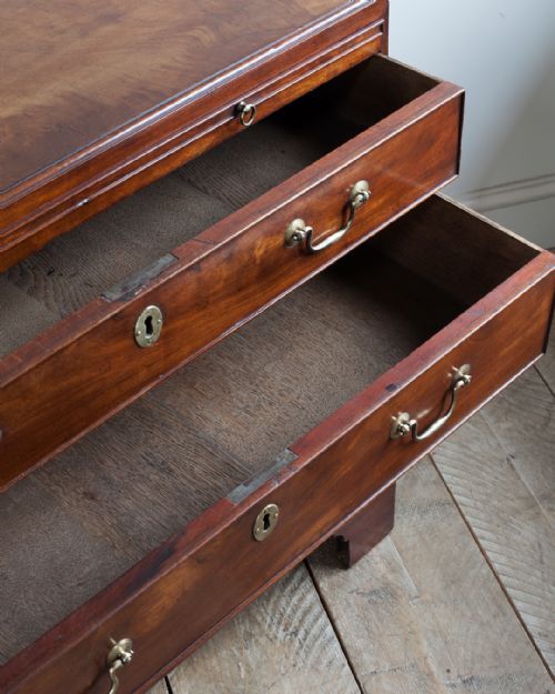GEORGE III MAHOGANY CHEST OF DRAWERS - ADDITIONAL PHOTO 6