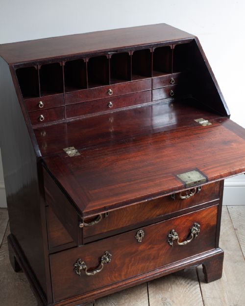 GEORGE III MAHOGANY BUREAU - ADDITIONAL PHOTO 5