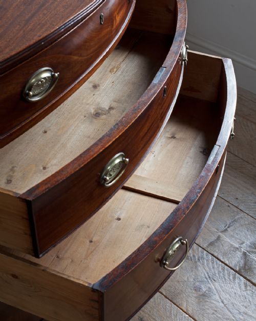 GEORGE IV MAHOGANY BOWFRONT CHEST OF DRAWERS - ADDITIONAL PHOTO 6