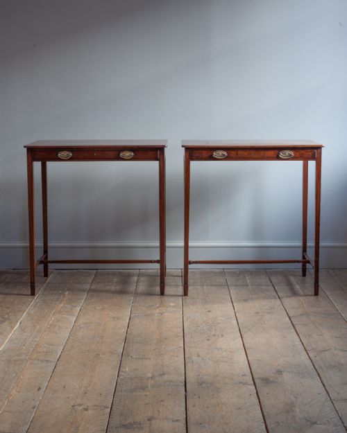 ELEGANT MATCHED PAIR OF GEORGIAN MAHOGANY SIDE TABLES - ADDITIONAL PHOTO 1