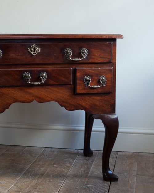 FINE QUALITY GEORGIAN MAHOGANY LOWBOY - ADDITIONAL PHOTO 1