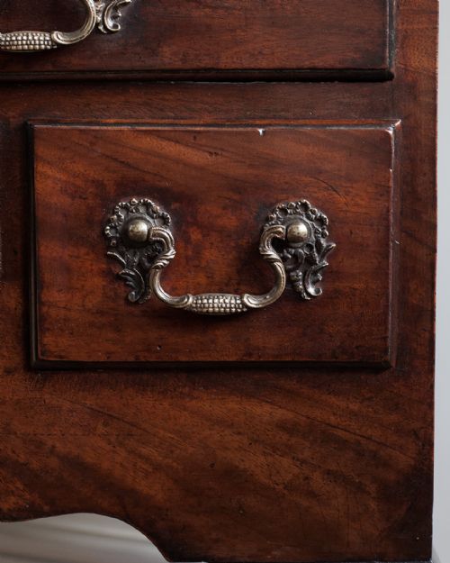 FINE QUALITY GEORGIAN MAHOGANY LOWBOY - ADDITIONAL PHOTO 4