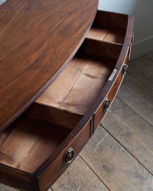 GEORGE III MAHOGANY BOWFRONT SIDE TABLE - ADDITIONAL PHOTO 5