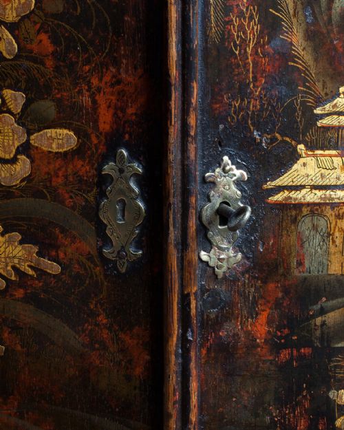 18TH CENTURY LACQUERED CHINOISERIE CORNER CUPBOARD - ADDITIONAL PHOTO 8