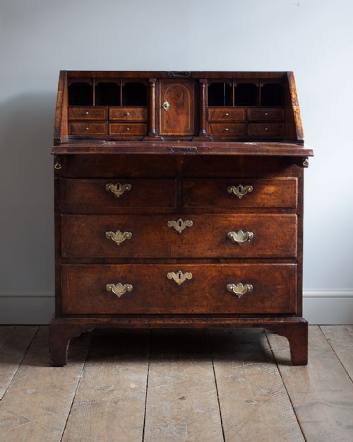 george ii walnut bureau of lovely colour and patina - CATEGORY: ANTIQUE BUREAU - DATED 18TH CENTURY