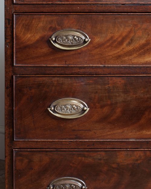 GEORGE III MAHOGANY CHEST OF DRAWERS - ADDITIONAL PHOTO 4