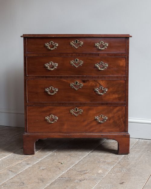 FINE QUALITY GEORGE III MAHOGANY CHEST OF DRAWERS - ADDITIONAL PHOTO 1