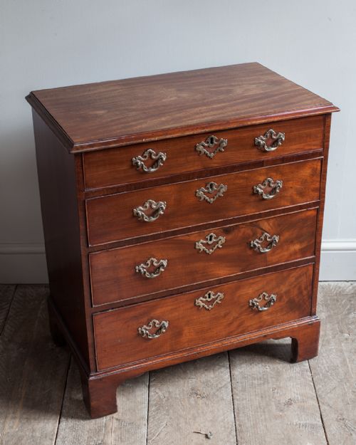 FINE QUALITY GEORGE III MAHOGANY CHEST OF DRAWERS - ADDITIONAL PHOTO 2