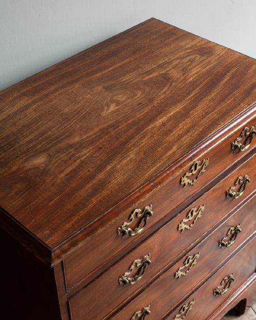FINE QUALITY GEORGE III MAHOGANY CHEST OF DRAWERS - ADDITIONAL PHOTO 3