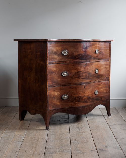 GEORGE III MAHOGANY SERPENTINE CHEST OF DRAWERS - ADDITIONAL PHOTO 1