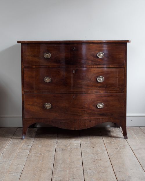 GEORGE III MAHOGANY SERPENTINE CHEST OF DRAWERS - ADDITIONAL PHOTO 2