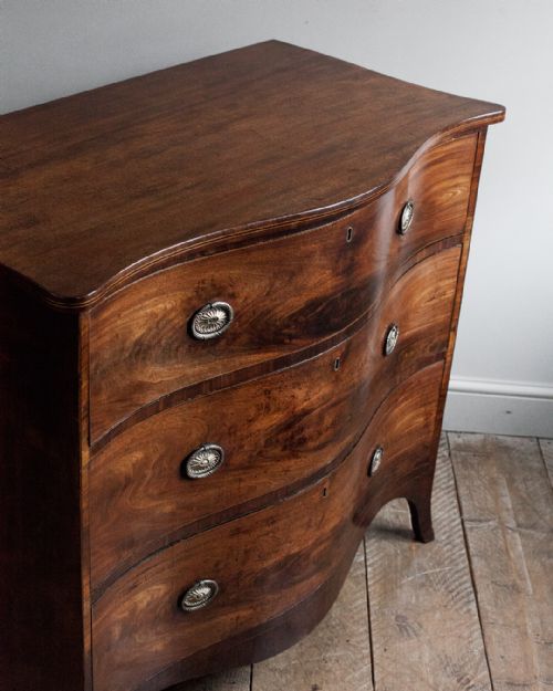 GEORGE III MAHOGANY SERPENTINE CHEST OF DRAWERS - ADDITIONAL PHOTO 3