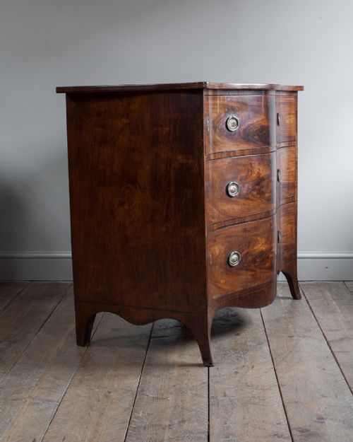GEORGE III MAHOGANY SERPENTINE CHEST OF DRAWERS - ADDITIONAL PHOTO 4