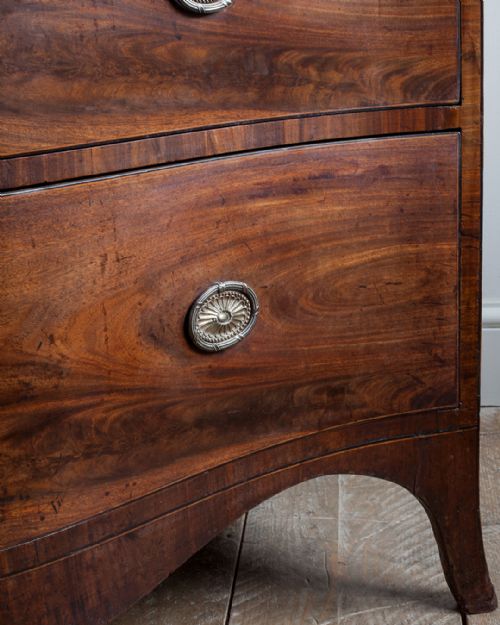 GEORGE III MAHOGANY SERPENTINE CHEST OF DRAWERS - ADDITIONAL PHOTO 5