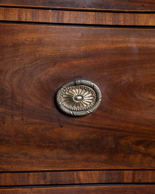 GEORGE III MAHOGANY SERPENTINE CHEST OF DRAWERS - ADDITIONAL PHOTO 6