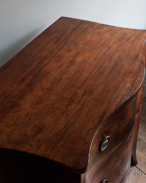 GEORGE III MAHOGANY SERPENTINE CHEST OF DRAWERS - ADDITIONAL PHOTO 7