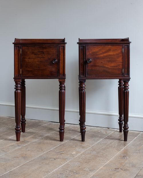 PAIR OF FINE QUALITY REGENCY NIGHTSTANDS - ADDITIONAL PHOTO 1