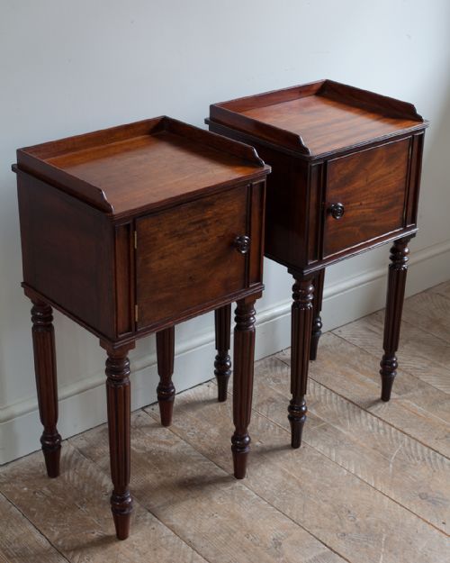 PAIR OF FINE QUALITY REGENCY NIGHTSTANDS - ADDITIONAL PHOTO 2