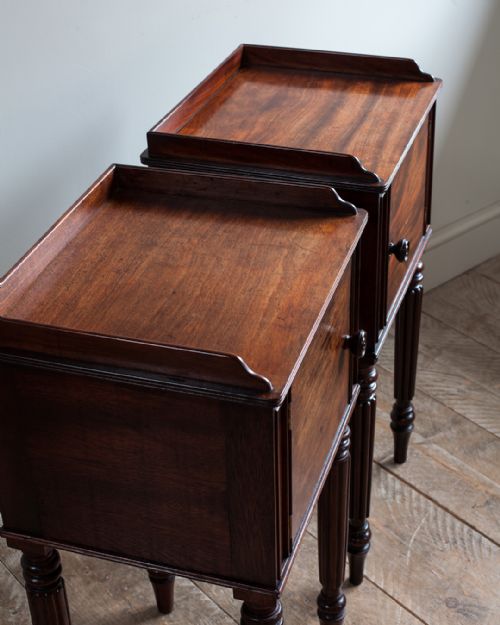 PAIR OF FINE QUALITY REGENCY NIGHTSTANDS - ADDITIONAL PHOTO 3