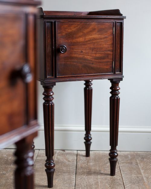 PAIR OF FINE QUALITY REGENCY NIGHTSTANDS - ADDITIONAL PHOTO 4