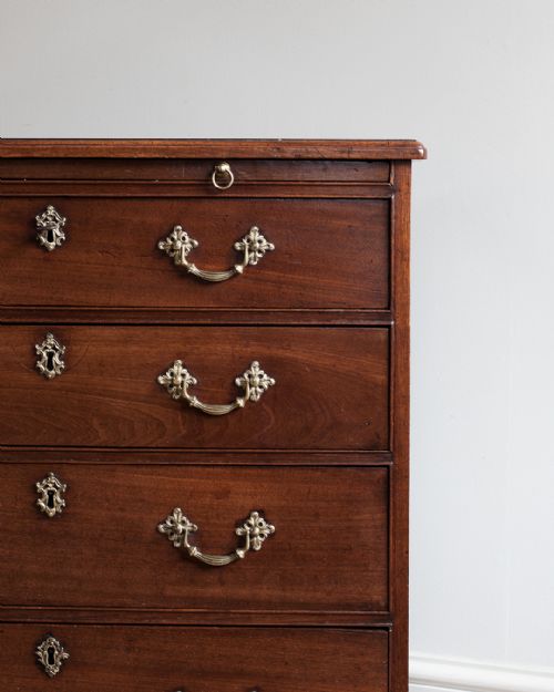 GEORGE III MAHOGANY CHEST OF DRAWERS - ADDITIONAL PHOTO 3