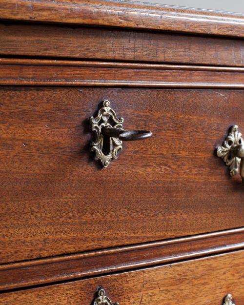 GEORGE III MAHOGANY CHEST OF DRAWERS - ADDITIONAL PHOTO 4