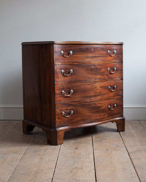 18th century serpentine mahogany chest of drawers - CATEGORY: ANTIQUE CHEST OF DRAWERS - DATED 18TH CENTURY