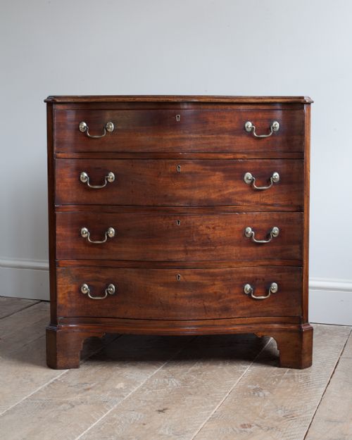 18TH CENTURY SERPENTINE MAHOGANY CHEST OF DRAWERS - ADDITIONAL PHOTO 1