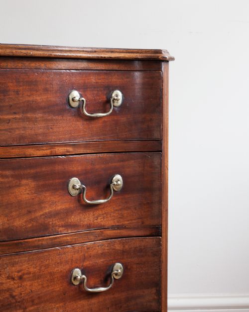 18TH CENTURY SERPENTINE MAHOGANY CHEST OF DRAWERS - ADDITIONAL PHOTO 2