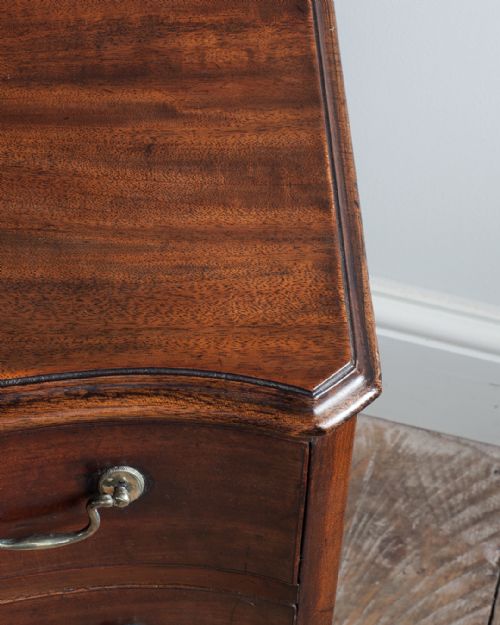 18TH CENTURY SERPENTINE MAHOGANY CHEST OF DRAWERS - ADDITIONAL PHOTO 3