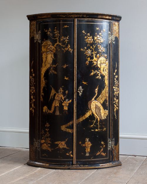 BEAUTIFUL 18TH CENTURY LACQUERED BOW FRONT CORNER CUPBOARD - ADDITIONAL PHOTO 1