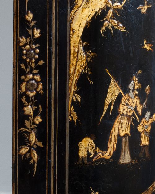 BEAUTIFUL 18TH CENTURY LACQUERED BOW FRONT CORNER CUPBOARD - ADDITIONAL PHOTO 2